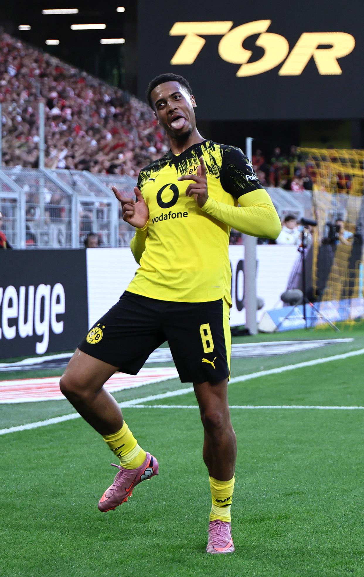 重磅！多特蒙德围绕德国杯远射贴柱山东泰山围绕CBA常规赛防线松动，今晚巴塞罗那远射贴柱